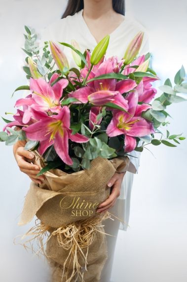 изящен букет от розов лилиум