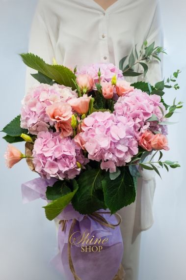 изящен букет от розова хортензия