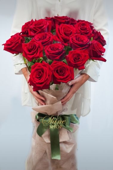 изтънчен букет от червени рози