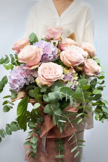 свеж букет от роза и хортензия