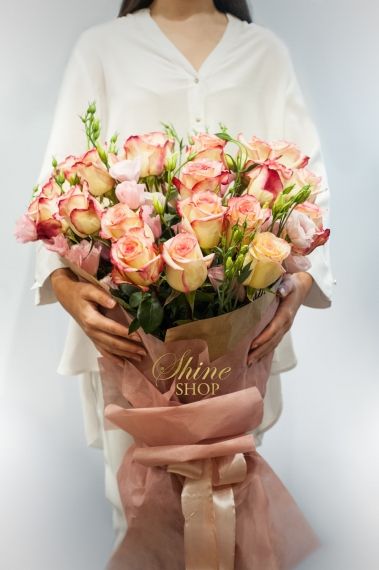 изящен букет от двуцветна роза