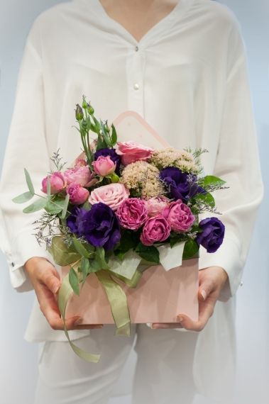 свеж плик с роза и еустома