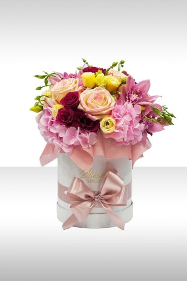 цветна кутия с рози