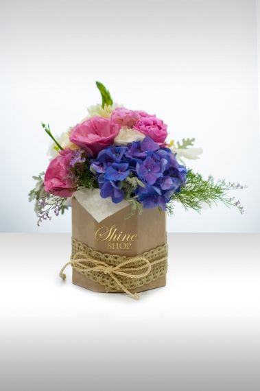 стилна кутия с рози и хортензия