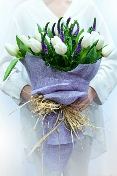 пролетен букет от бели лалета