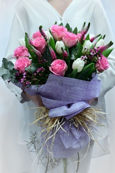 изящен букет рози и лалета