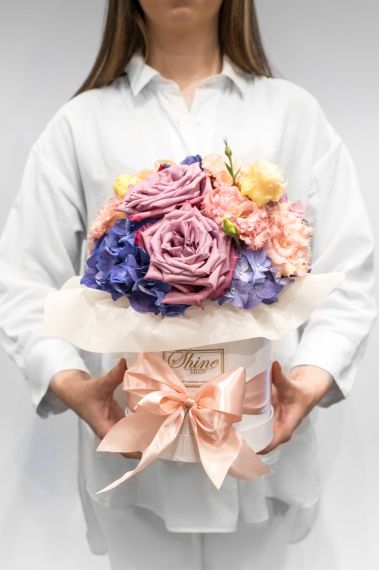 красива кутия с роза и хортензия