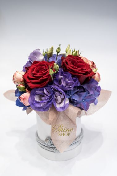 елегантна кутия от хортензия и роза