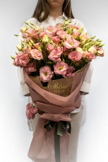 нежен букет от розова еустома