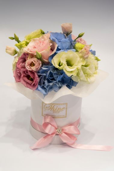 нежна кутия със синя хортензия