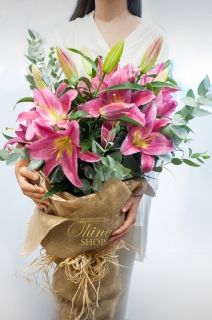 изящен букет от розов лилиум