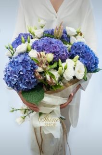 свеж букет от синия хортензия