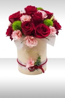 нежна кутия с червени рози