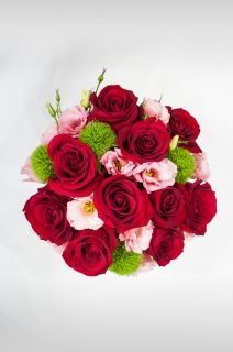 нежна кутия с червени рози