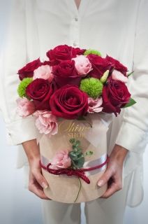 нежна кутия с червени рози