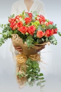 изящен букет от двуцветна роза