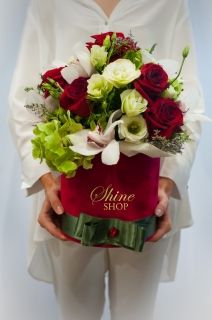 стилна кутия с рози и орхидеи