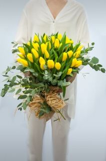 пролетен букет от жълти лалета