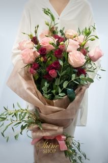 нежен букет от розова еустома