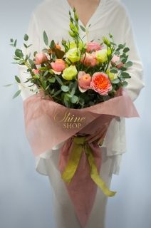 стилен букет от рози и еустома