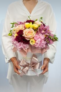 цветна кутия с рози