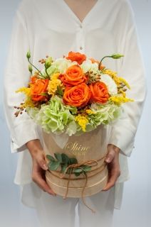 очарователна кутия с оранжеви рози