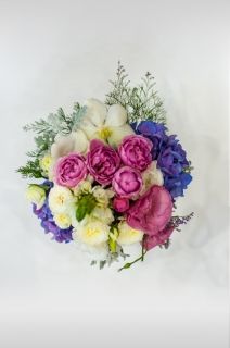 стилна кутия с рози и хортензия