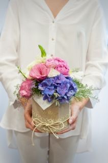 стилна кутия с рози и хортензия