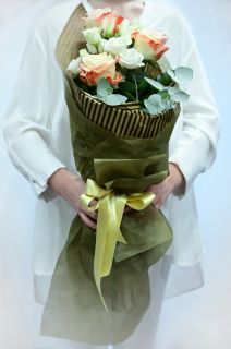 стилен букет от двуцветна роза