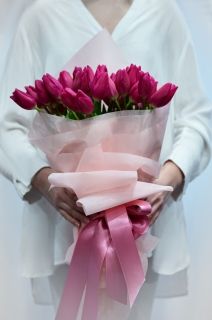 пролетен букет от цикламени лалета