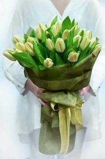 пролетен букет от жълти лалета