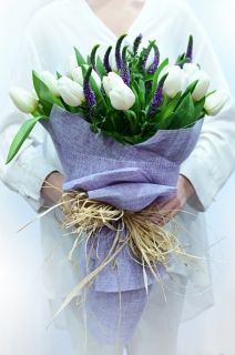 пролетен букет от бели лалета