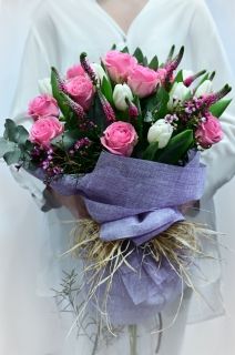 изящен букет рози и лалета