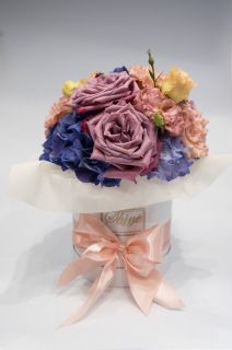 красива кутия с роза и хортензия